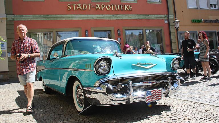 Rund 250 Oldtimer und ungezählte Besucherinnen und Besucher kamen Sonntag zur Neuauflage des Oldtimer-Treffens 'Geo Classics' in die Gerolzhöfer Altstadt. Dieser auffällige amerikanische Straßenkreuzer, ein Chevrolet, war eines der Ausstellungsstücke.