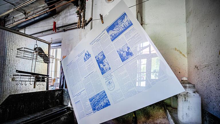 An einer Wäscheleine trocknen die Druckplatten, bevor damit eine neue Zeitungsausgabe gedruckt wird.