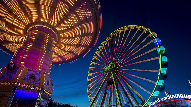 Volksfest Eröffnung       -  Eröffnung Schweinfurter Volksfest: Um 22.30 Uhr gab es am Freitag das große Feuerwerk.