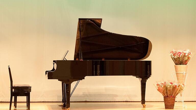 Piano wating for the opening of concert at wooden stage       -  Die Bühne ist bereit &ndash; fehlt nur noch ein Musiker oder eine Musikerin.