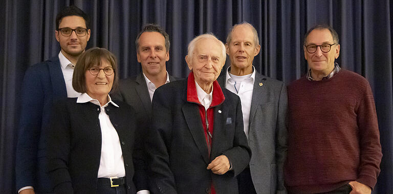 Sein letzter öffentlicher Auftritt: Wolfgang Serafin (Mitte) als Ehrengast der Jubiläumsgala der Erlabrunner Tennisabteilung im Dezember 2018.&nbsp;