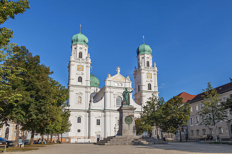 Der Domplatz in Passau mit Kurzzeitparkplätzen.&nbsp;