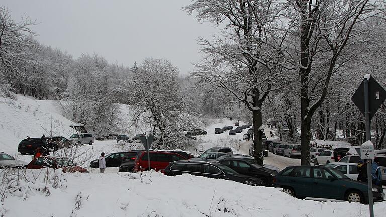 Ein Bild aus dem vergangenen Winter. Zufahrten zu den Parkplätzen waren von wild parkenden Besuchern versperrt.