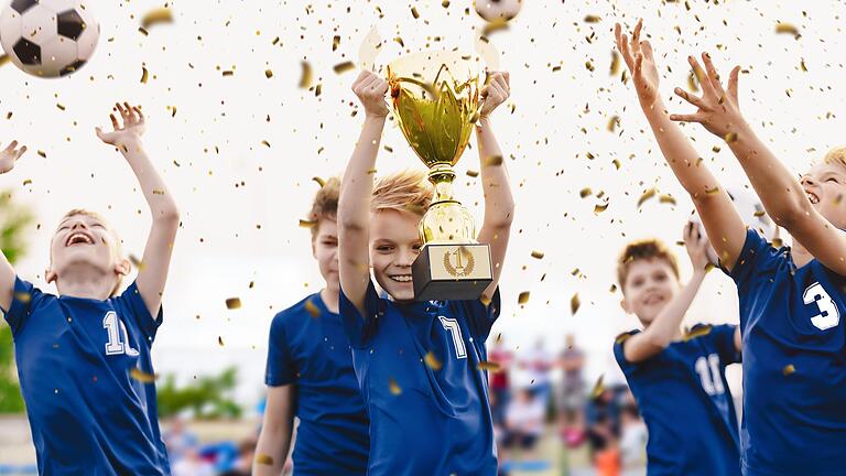Sport macht Spaß, wenn man gut ist: Tabellen, Siege und Pokale sind wichtig für die Leistungsentwicklung von Kindern. Sport macht Spaß, wenn man gut ist: Tabellen, Siege und Pokale sind wichtig für die Leistungsentwicklung von Kindern.