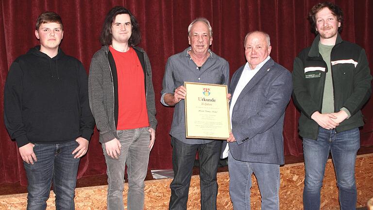 In der letzten Gemeinderatssitzung des Jahres ehrte die Gemeinde Kirchlauter (von links) Jannik Pechau, Christoph Jakob, Bauhofleiter Thomas Kempf (25 Jahre). Bürgermeister Karl-Heinz Kandler stellte außerdem den neuen Förster Johannes Erben vor.