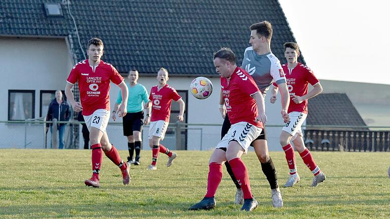 Philipp Deblich (vorne) und die SG Urspringen-Sondheim/Rhön mussten sich im ersten Heimspiel des Jahres dem FC Reichenbach/Burglauer/Windheim (hinten Patrick Schmidtke) mit 0:3 geschlagen geben. Philipp Deblich (vorne) und die SG Urspringen-Sondheim/Rhön mussten sich im ersten Heimspiel des Jahres dem FC Reichenbach/Burglauer/Windheim (hinten Patrick Schmidtke) mit 0:3 geschlagen geben.