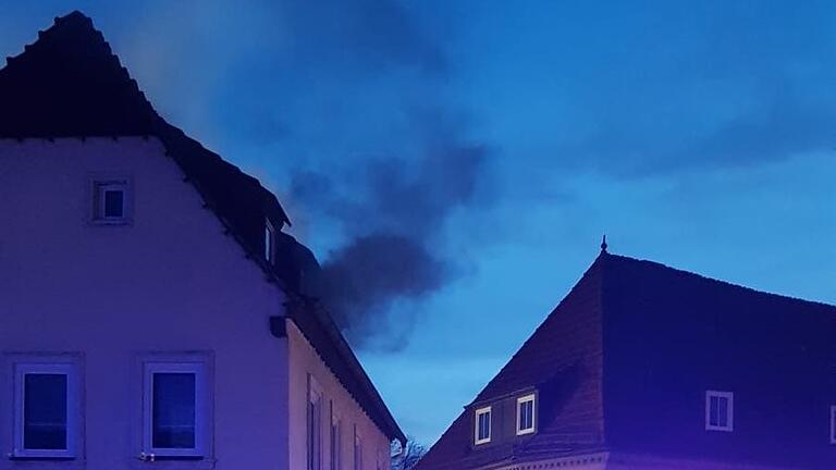 Schwarzer Qualm dringt am Montagabend aus dem Fenster des brennenden Zimmers. Die Feuerwehr hatte die Flammen rasch gelöscht.