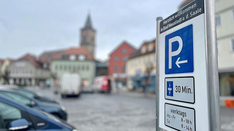 In Bad Neustadts Innenstadt kann man mit Parkscheibe auf Parkplätzen 30 Minuten kostenlos parken. In Bad Neustadts Innenstadt kann man mit Parkscheibe auf Parkplätzen 30 Minuten kostenlos parken.