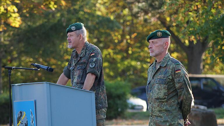 Oberst Werner Klaffus (links), Kommandeur Vereinte Nationen Ausbildungszentrum Bundeswehr, verabschiedet Oberstleutnant Jürgen Hassinger (rechts), Leiter Beratergruppe OMLT/Schutz, in den wohlverdienten Ruhestand.  Fotos: Alex Rettner       -  Oberst Werner Klaffus (links), Kommandeur Vereinte Nationen Ausbildungszentrum Bundeswehr, verabschiedet Oberstleutnant Jürgen Hassinger (rechts), Leiter Beratergruppe OMLT/Schutz, in den wohlverdienten Ruhestand.  Fotos: Alex Rettner