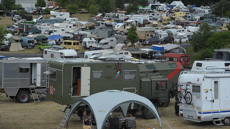 Die Camp Area am Saaleufer bei Arnshausen ist während der Allrad-Offroad-Messe beliebter Übernachtungspunkt.