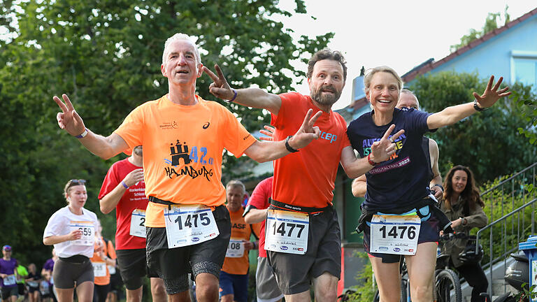 WUE2Run-Firmenlauf       -  Rund 1500 Läuferinnen und Läufer nehmen am Donnerstag (13.06.24) am 7,4 Kilometer langen WUE2Run-Firmenlauf durch Würzburg teil.