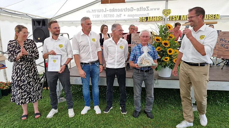 Im Bild die Vorstandschaft (von links): Stefanie Redelberger, Thomas Staudigel, Christian Koos, Reinhard Stark, neues Ehrenmitglied Winfried 'Sachs' Wecklein und 1. Vorstand Thorsten Eschenbacher. Im Bild die Vorstandschaft (von links): Stefanie Redelberger, Thomas Staudigel, Christian Koos, Reinhard Stark, neues Ehrenmitglied Winfried 'Sachs' Wecklein und 1. Vorstand Thorsten Eschenbacher.