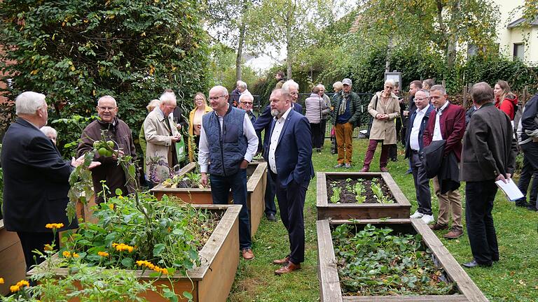 Im Vorfeld der Versammlung des Bezirksverbands für Gartenbau und Landespflege Unterfranken e.V. erkundigten sich die Vertreter der Kreis- und Ortsverbände über die Aktivitäten des Jubiläumsvereins. Die mittlerweile 13 Hochbeete werden von den Gartentreff-Kindern gepflegt.