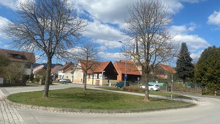 Im Bereich der Bushaltestelle könnte ein neuer Mittelpunkt für Wegfurt entstehen.