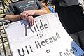 Hoeneß-Fans warten vor dem Gericht aufs Urteil.