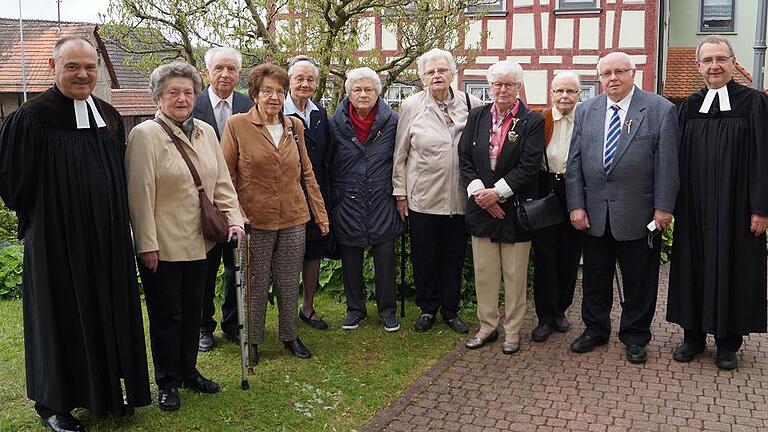 Die Gnadenkonfirmanden wurden vor 70 Jahren konfirmiert. Die Gnadenkonfirmanden wurden vor 70 Jahren konfirmiert.