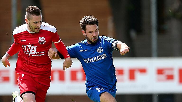 Fußball, Bayernliga, Würzburger FV - TSV Aubstadt       -  Benjamin Schömig (rechts) am 13. Mai 2017 im Zweikampf mit Philipp Kleinhenz vom TSV Aubstadt.