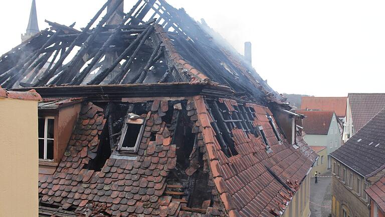 Der Dachstuhl wurde ein Raub der Flammen. Der Dachstuhl wurde ein Raub der Flammen.