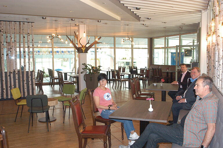 Komplett umgestaltet wurden die Gasträume des Frankentherme-Restaurants. Den Wirtsleuten Elke Zirkelbach und Eugen Hillenbrand (im Vordergrund) gefällt es ebenso wie Bürgermeister Thomas Helbling und Kurdirektor Werner Angermüller. Komplett umgestaltet wurden die Gasträume des Frankentherme-Restaurants. Den Wirtsleuten Elke Zirkelbach und Eugen Hillenbrand (im Vordergrund) gefällt es ebenso wie Bürgermeister Thomas Helbling und Kurdirektor Werner Angermüller.