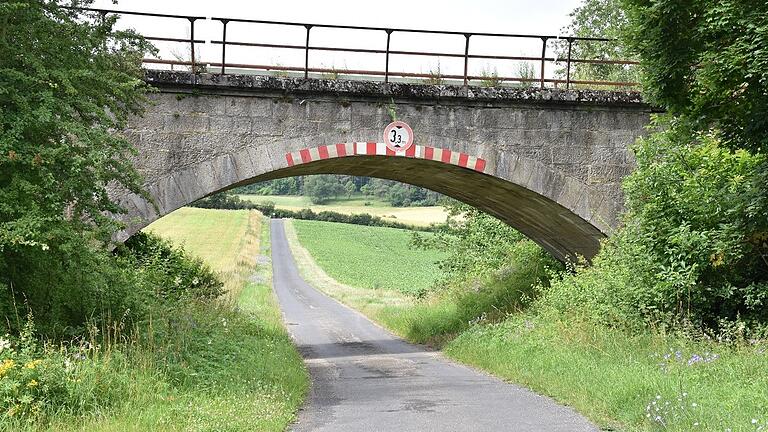Diese 100 Jahre alte Eisenbahnbrücke würde die Bahn wegen Kosten zwischen 0,8 und 1,3 Millionen Euro für den Erhalt am liebsten auflassen. Die Gemeinde Eußenheim möchte sie aber erhalten. Diese 100 Jahre alte Eisenbahnbrücke würde die Bahn wegen Kosten zwischen 0,8 und 1,3 Millionen Euro für den Erhalt am liebsten auflassen. Die Gemeinde Eußenheim möchte sie aber erhalten.