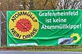 Protest gegen Atommülltransporte: In Bergrheinfeld mussten die Grünen Logo und Parteiname auf dem Banner zukleben.