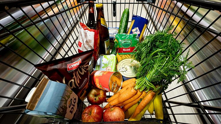 Inflation.jpeg - Lebensmittel liegen in einem Einkaufswagen in einem Supermarkt. Inflation.jpeg - Lebensmittel liegen in einem Einkaufswagen in einem Supermarkt.