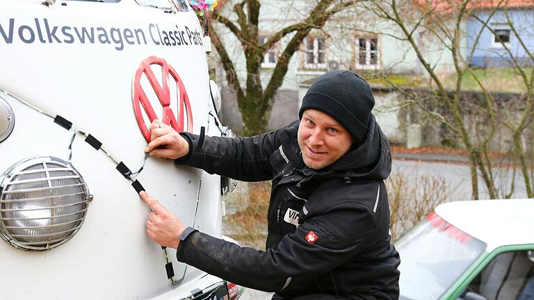 Über fünf Stunden hat Danny Martin in akribischer Kleinstarbeit 25 Meter LED-Lichterketten an den richtigen Stellen des malaysischen VW-Oldtimers angebracht. Über fünf Stunden hat Danny Martin in akribischer Kleinstarbeit 25 Meter LED-Lichterketten an den richtigen Stellen des malaysischen VW-Oldtimers angebracht. 