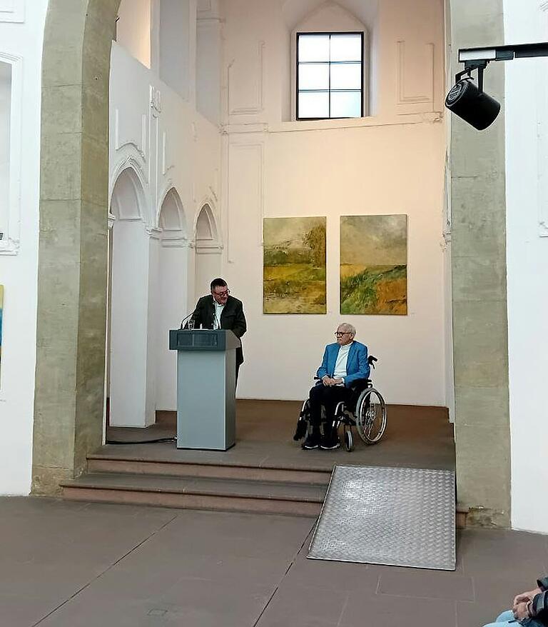 Knobling hält eine Einführungsrede für Helmut Nennmann Knobling hält eine Einführungsrede für Helmut Nennmann