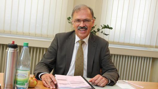 Drei Dinge braucht der Bürgermeister: Tee, Wasser, Apfel. Johannes Wegner muss auf die Gesundheit achten und wird dies auch tun. Foto: Malz - Drei Dinge braucht der Bürgermeister: Tee, Wasser, Apfel. Johannes Wegner muss auf die Gesundheit achten und wird dies auch tun. Foto: Malz Drei Dinge braucht der Bürgermeister: Tee, Wasser, Apfel. Johannes Wegner muss auf die Gesundheit achten und wird dies auch tun. Foto: Malz - Drei Dinge braucht der Bürgermeister: Tee, Wasser, Apfel. Johannes Wegner muss auf die Gesundheit achten und wird dies auch tun. Foto: Malz