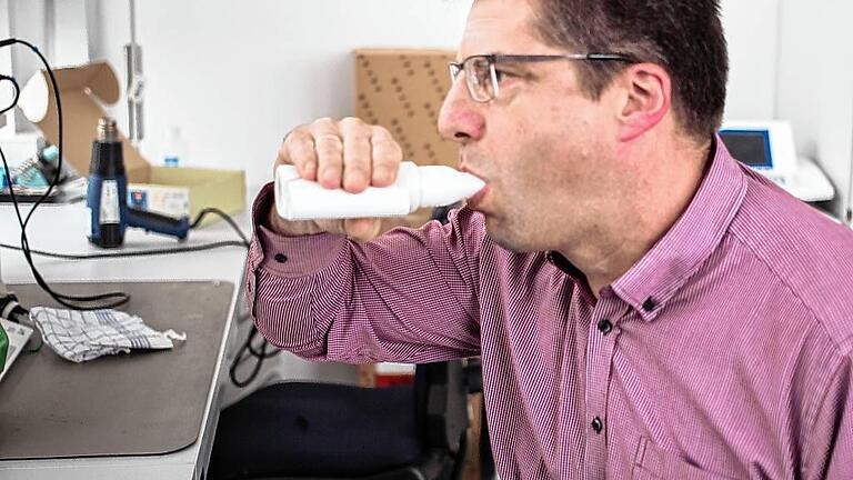 Entwickler Bernd Mark testet das neue kabellose Peakflowmeter. Dazu braucht es einen langen Atem. Entwickler Bernd Mark testet das neue kabellose Peakflowmeter. Dazu braucht es einen langen Atem.