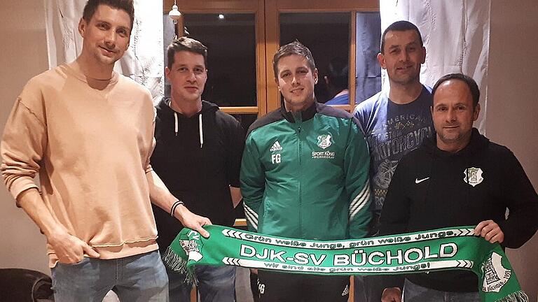Das neue Trainergespann und die sportliche Führung der DJK Büchold: (von links) Johannes Feser, künftig spielender Co-Trainer, Raphael Rumpel, zweiter Vorstand Sport, Abteilungsleiter Florian Gehrig, Stefan Suckfüll, erster Vorstand Sport, und Trainer Wasilis Härtel. Das neue Trainergespann und die sportliche Führung der DJK Büchold: (von links) Johannes Feser, künftig spielender Co-Trainer, Raphael Rumpel, zweiter Vorstand Sport, Abteilungsleiter Florian Gehrig, Stefan Suckfüll, erster Vorstand Sport, und Trainer Wasilis Härtel.