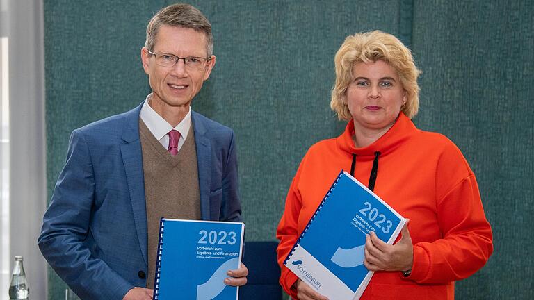 Stellten den neuen Haushalt für 2023 vor: Oberbürgermeister Sebastian Remelé und Finanzreferentin Anna Barbara Keck. Stellten den neuen Haushalt für 2023 vor: Oberbürgermeister Sebastian Remelé und Finanzreferentin Anna Barbara Keck.