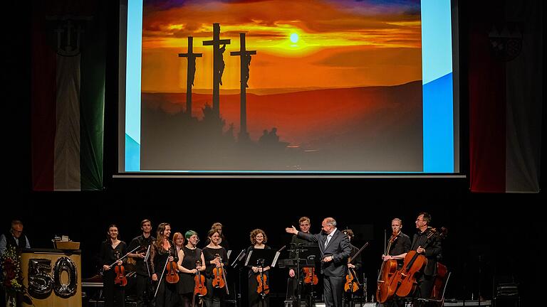 Wahrscheinlich das bekannteste Bild aus der Rhön und dazu das stimmungsvolle Streichorchester der Kreismusikschule unter Leitung von Elmar Koch. Wahrscheinlich das bekannteste Bild aus der Rhön und dazu das stimmungsvolle Streichorchester der Kreismusikschule unter Leitung von Elmar Koch.