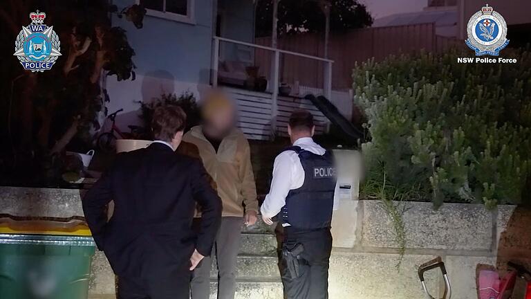 Ein von der australischen Polizei zur Verfügung gestelltes Bild zeigt die Festnahme von Simones Ex-Freund im Juli 2022 in seinem Haus in Perth, wo er heute lebt.