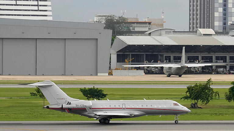 Wikileaks-Gründer Assange.jpeg       -  Wikileaks-Gründer Assange 25.06.2024, Thailand, Bangkok: Das Flugzeug, in dem Julian Assange von WikiLeaks vermutet wird, landet auf dem Weg zu einem Geständnis vor einem US-Gericht in Bangkok. Foto: Sakchai Lalit/AP +++ dpa-Bildfunk +++