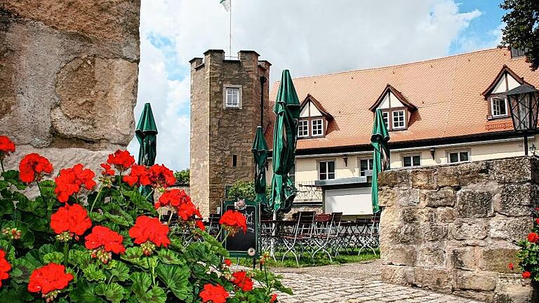 Im Ursprung soll es die Burg schon um das Jahr 900 gegeben haben. Heute befindet sich neben dem Aussichtspunkt auf dem Schlossberg auch eine Gaststätte.