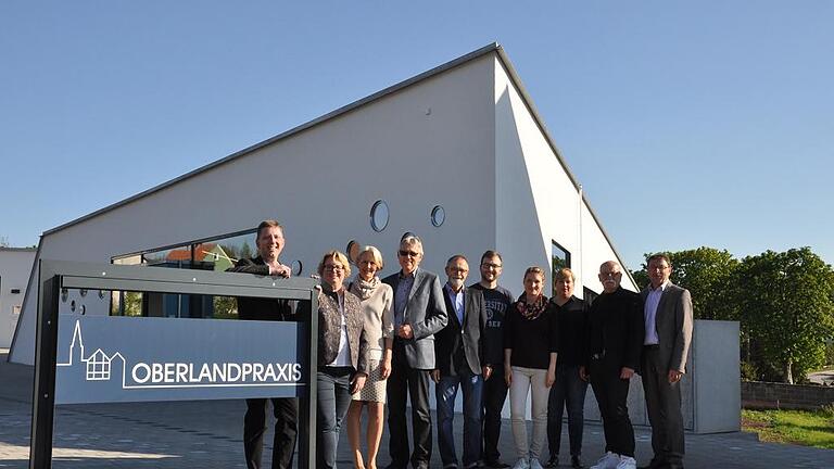 Nach der Eröffnung der Oberlandpraxis von links: Dr. Nikolaus Treiber, Dr. Julia Treiber, Dr. Jutta Drechsel, Dr. Klaus Drechsel, Dr. Friedrich Oehm, Dr. Stephan Schmittnägel, Dr. Charlotte Schmittnägel, Theresa Schefbeck, Wolfgang Schefbeck und Bürgermeister Friedel Heckenlauer.