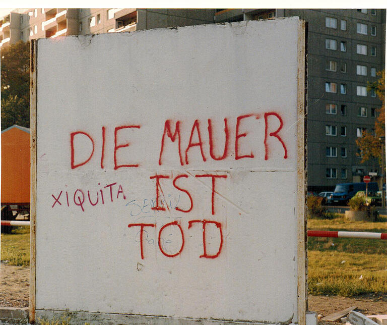 Visuelle Erinnerung aus dem Kuhn-Fotoalbum an den Mauerfall. Visuelle Erinnerung aus dem Kuhn-Fotoalbum an den Mauerfall.