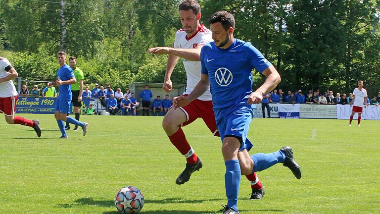 Laufduell zwischen Jonas Spies (links) vom SV Erlenbach und Niklas Pabst vom SV Waldbrunn.