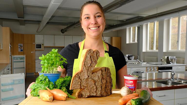 Jana Wagenländer von der Hauswirtschaftsschule Bischofsheim präsentiert ihre Ideen für ein Festessen zu Ostern. Frische, regionale Zutaten sind dabei sehr wichtig.