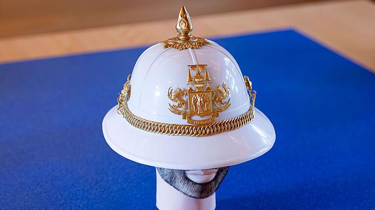 In Weiß und Gold beeindruckt der Helm der thailändischen Palastwache.