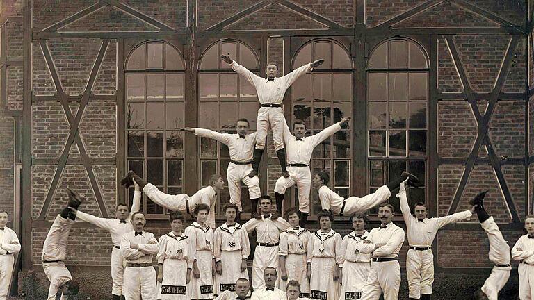 1908 – Pyramide vor der neuen Halle       -  1908 – Pyramide vor der neuen Halle