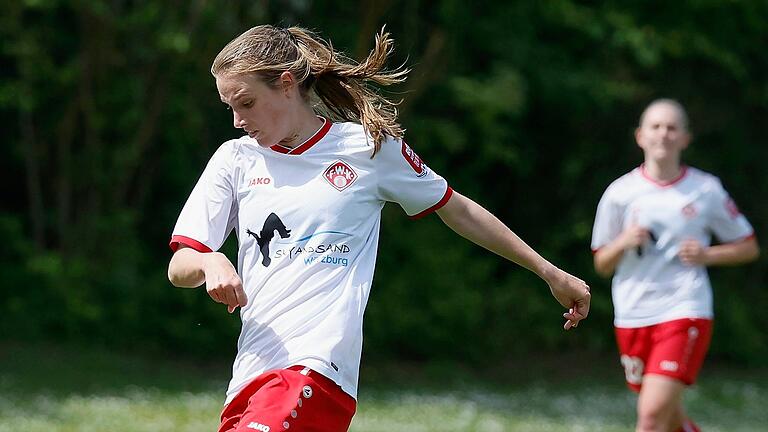 Laura Gerst (links) traf im Auswärtsspiel für die Würzburger Kickers. Die 21-Jährige erzielte in den letzten drei Partien in der Fußball-Bayernliga für die Kickers-Frauen je ein Tor.