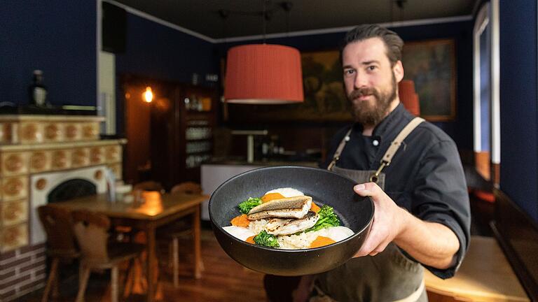 Alle, die im Herbst auch auf den Fisch nicht verzichten wollen, können Wolfsbarsch mit Risotto nachkochen.