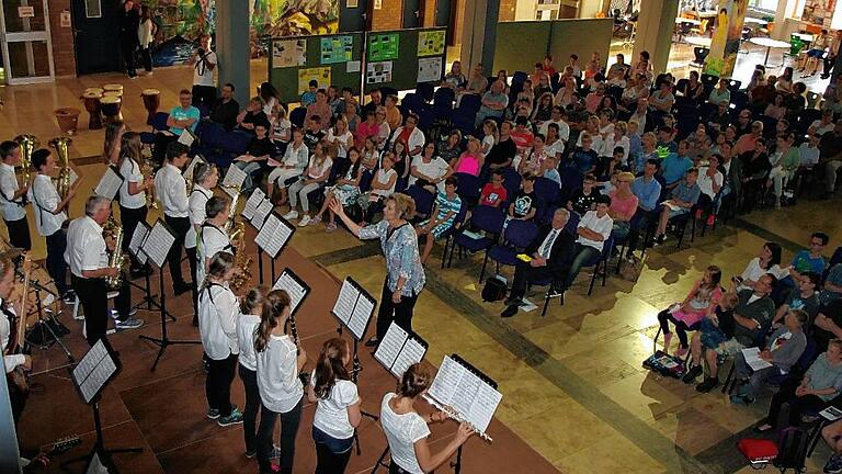 Sommerfest BNG Marktheidenfeld       -  Das Balthasar-Neumann-Gymnasium in Marktheidenfeld feierte sein Sommerfest.