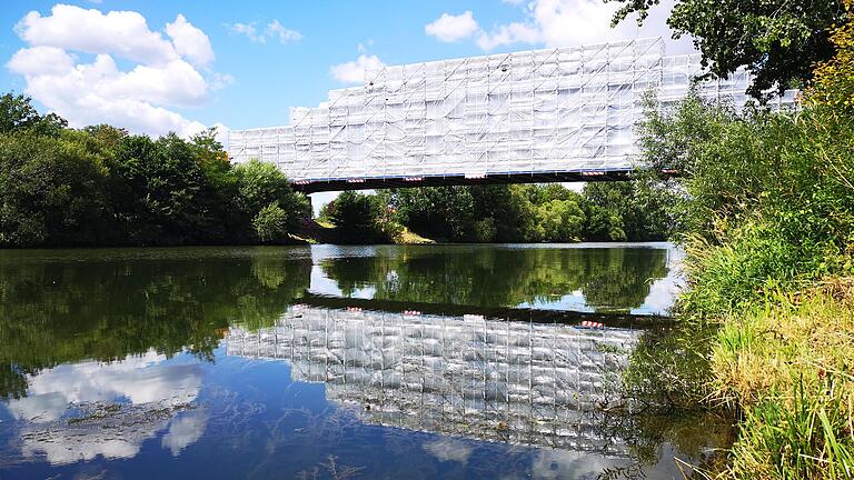 War hier der Künstler Christo am Werk? Nein, die Mainbrücke zwischen Zeil und Sand ist verhüllt, weil hier Sanierungsarbeiten laufen.