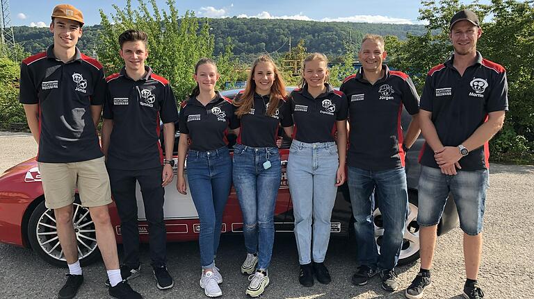 Die Autoslalom-Gruppe beim ADAC Ortsclub Würzburg mit (von links) Jonas Hilpert, Yannick Roos, Sinja Roos, Kiara Hetterich, Francesa Bartsch, Jürgen Roos und Martin Rossmann.