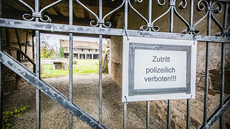 Verschlossener Eingang an der Nordseite der Schlossruine: Der Zutritt ist wegen Einsturzgefahr verboten.