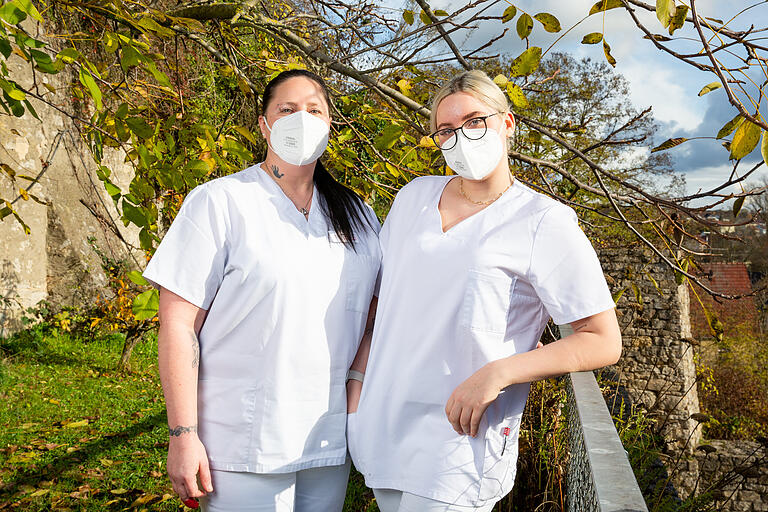 Mutter und Tochter: Monika Lenzen (links) und Eileen Wellfonder machen gemeinsam eine Ausbildung zur Pflegefachkraft. Monika hat bei der Pflege ihrer kranken Mutter gemerkt, dass der Beruf 'ihr Ding fürs Leben ist'.&nbsp;