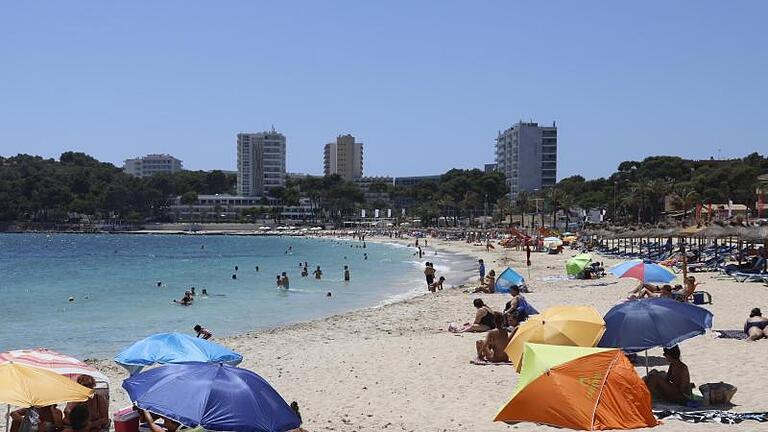 Eines der beliebtesten Urlaubsziele der Deutschen: Auf Mallorca wird eine Maskenpflicht erwartet - am Strand soll es aber Ausnahmen davon geben. Foto: Clara Margais/dpa/dpa-tmn       -  Eines der beliebtesten Urlaubsziele der Deutschen: Mallorca hat neben tollen Stränden auch schöne Städte zu bieten.